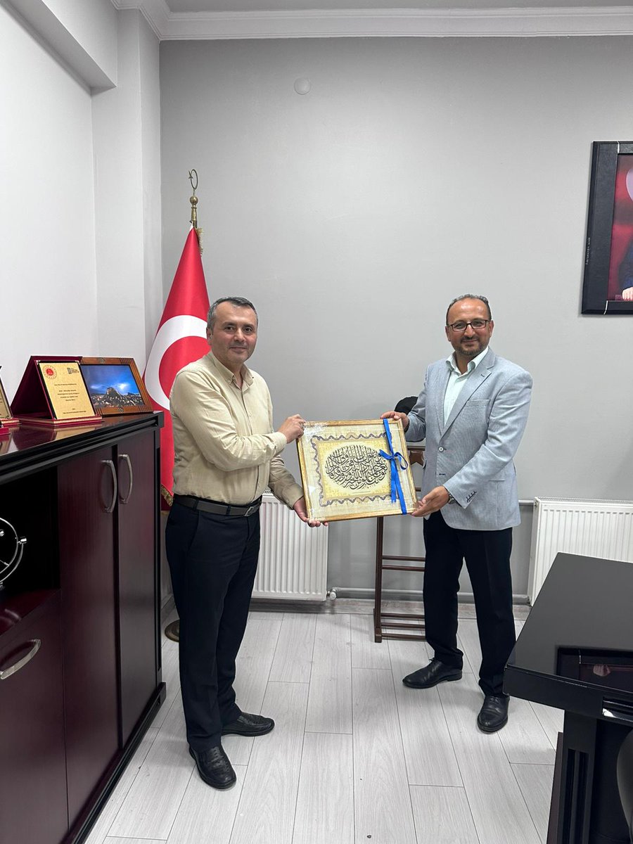 Dekanımız Prof. Dr. Hasan Meydan, Dekan Yardımcılarımız Doç. Dr. M. Ali Bağır ve Dr. Öğr. Üyesi Kübra Cevherli ile birlikte Sakarya Denetimli Serbestlik İl Müdürü Murat Zekeriya Demirbacak’ı makamında ziyaret etti.