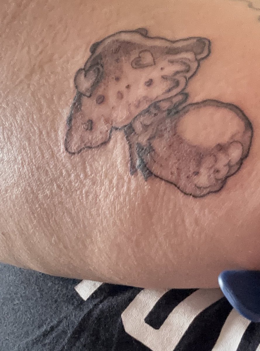 AlexAEterna's tweet image. 2 new flash tattoos I got yesterday 🖤