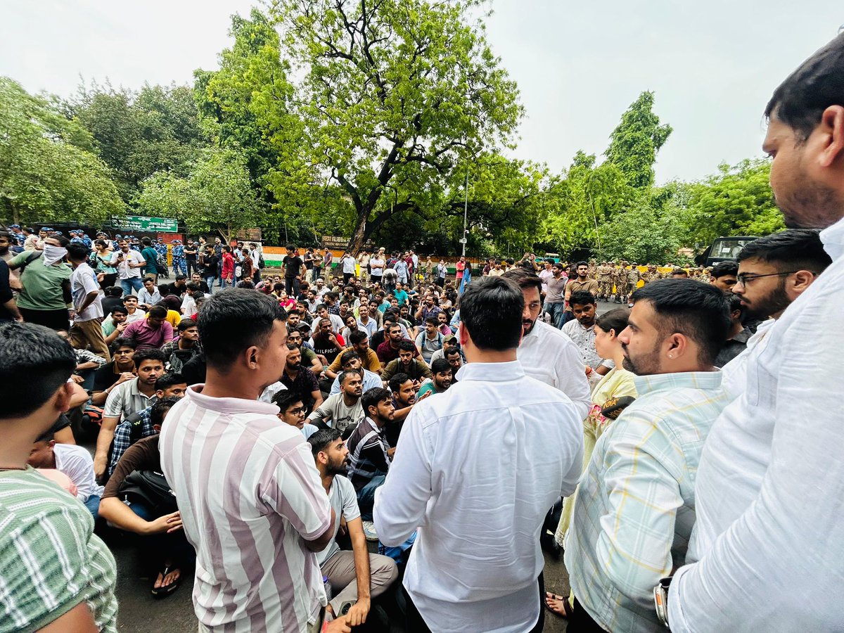 nsui's tweet photo. “छात्रों के भविष्य से हो रहा खिलवाड़, NSUI का विरोध जारी रहेगा।”

NSUI राष्ट्रीय अध्यक्ष श्री @varunchoudhary2 आज जंतर मंतर पर छात्रों के साथ प्रदर्शन में बैठे।
SSC परीक्षा में हुई धांधली के खिलाफ उठ रही आवाज़ को मोदी सरकार लाठीचार्ज और गिरफ़्तारी से दबा रही है।

NSUI छात्रों के साथ खड़ी है — हर सवाल पूछने वाले के साथ।

📍जंतर मंतर

#SSCVendorFailure #sscReforms2025
