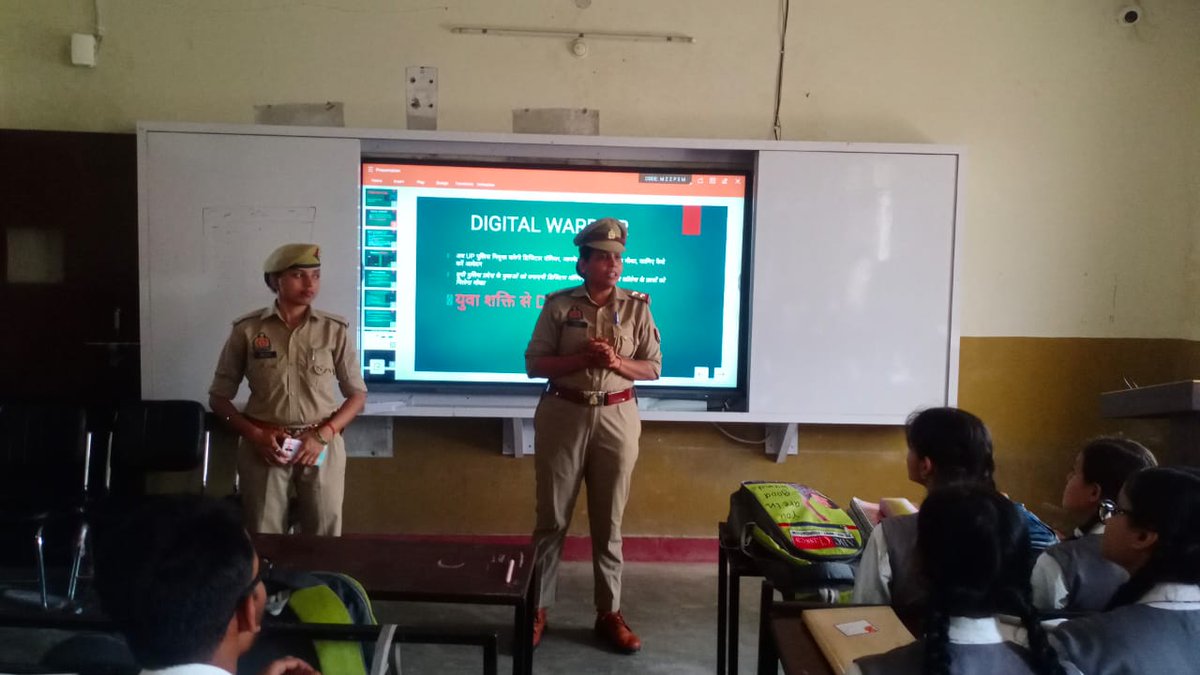 maharajganjpol's tweet photo. फेक न्यूज एवं साइबर अपराध के विरुद्ध @Uppolice के अभियान में “डिजिटल वॉरियर” के रूप में युवाओं की भागीदारी सुनिश्चित किए जाने के सम्बन्ध में थाना #फरेन्दा पुलिस टीम द्वारा विभिन्न विद्यालयों में कार्यशाला कर छात्रों को जागरूक किया गया।
@dgpup
#digital_warrior https://t.co/rWfFJQrlJu