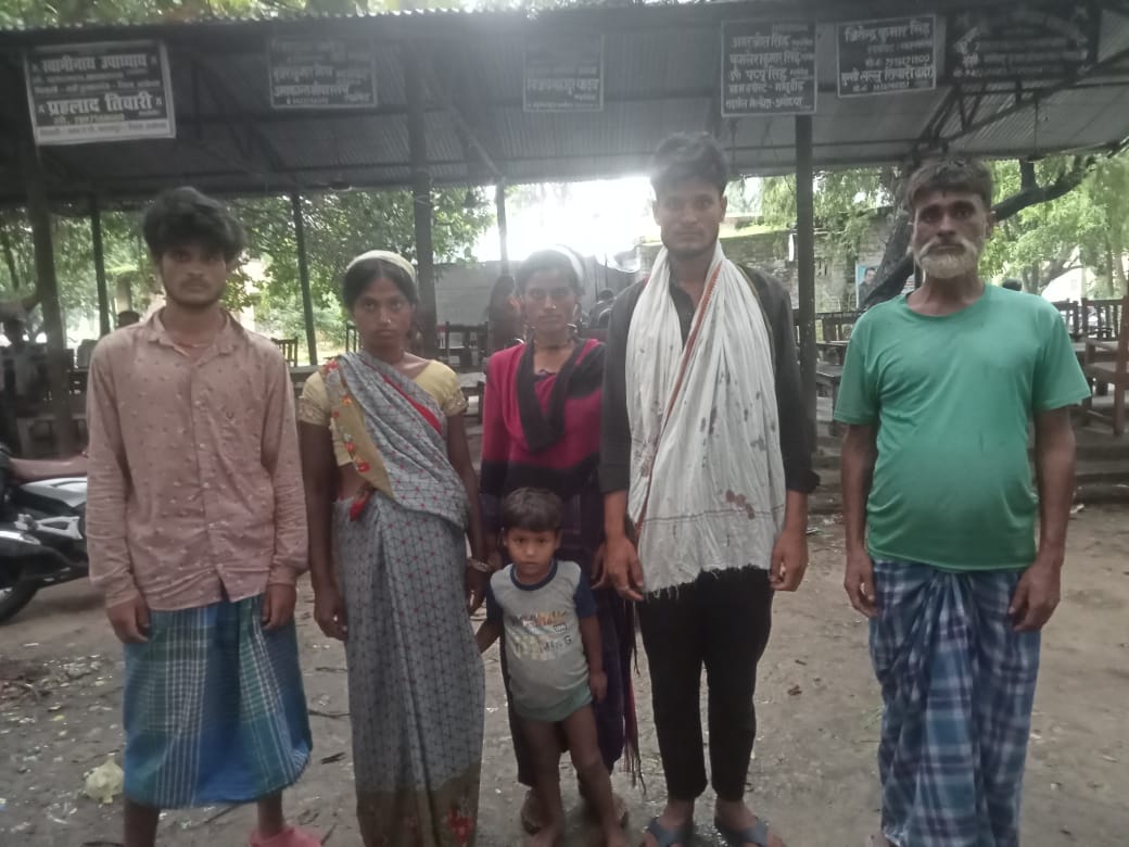 अयोध्या
दबंगों द्वारा4दिन पूर्व घुमंतू दलितपरिवार को लाठी डंडों से बर्बरता पूर्वक पीटे जाने के मामले में SSP अयोध्या द्वारा मुकदमा कायम किए जाने संबंधी आदेश भी कुमारगंजपुलिस की नजर में बौना। पीड़ितपरिवार की नहीं हो रही सुनवाई। अधिकारियों की ड्योढ़ी पर एड़ियांरगड़ रहा मंगतापरिवार।