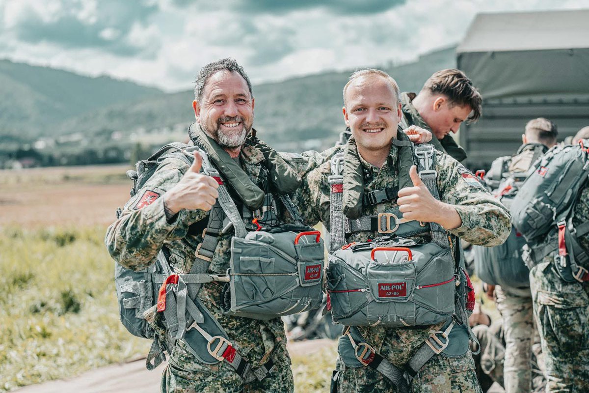 _6BPD_'s tweet image. ◾️Trwa „Jump Week 25”- jedyne takie ćwiczenie organizowane w Wojsku Polskim. 🪂

W trakcie ćwiczenia odbyły się skoki do Jeziora Żywieckiego. W desantowaniu do wody wzięli udział spadochroniarze #6BPD oraz zagraniczne delegacje. W sumie skok do jeziora wykonało 170 wojskowych.