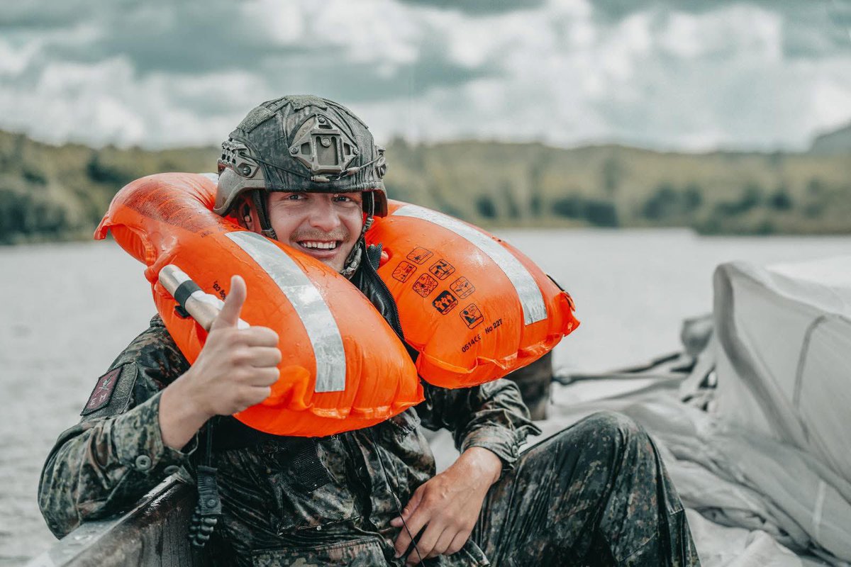 _6BPD_'s tweet image. ◾️Trwa „Jump Week 25”- jedyne takie ćwiczenie organizowane w Wojsku Polskim. 🪂

W trakcie ćwiczenia odbyły się skoki do Jeziora Żywieckiego. W desantowaniu do wody wzięli udział spadochroniarze #6BPD oraz zagraniczne delegacje. W sumie skok do jeziora wykonało 170 wojskowych.