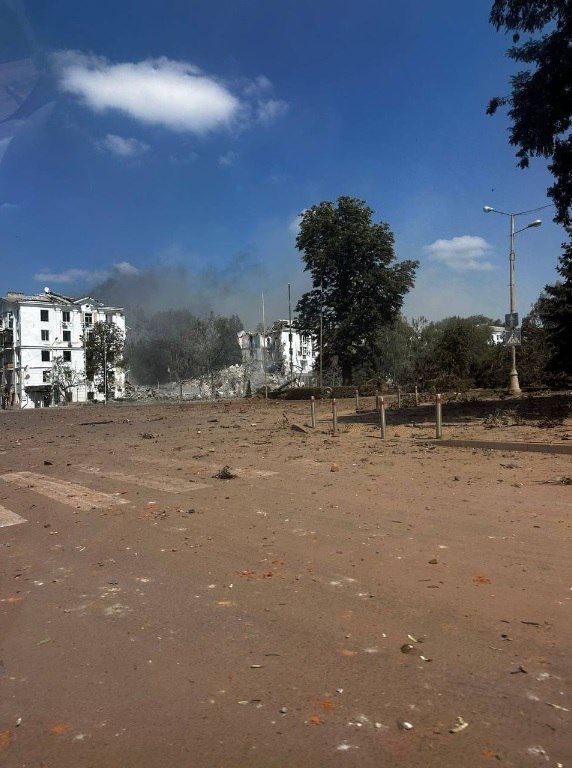 A russian missile has hit the center of Kramatorsk in the Donetsk region, striking a residential building. Section of the building has collapsed, the city council reported. 

The number of casualties is currently being determined.

russia just keeps murdering us.