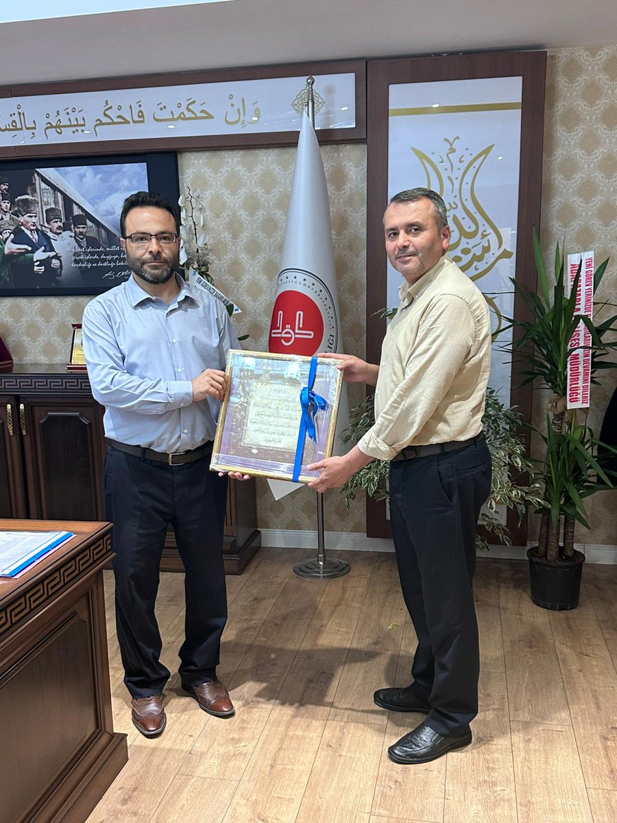 Dekanımız Prof. Dr. Hasan Meydan, Dekan Yardımcılarımız Doç. Dr. M. Ali Bağır ve Dr. Öğr. Üyesi Kübra Cevherli ile birlikte Adapazarı İlçe Müftüsü Ahmet Koç’u makamında ziyaret etti.