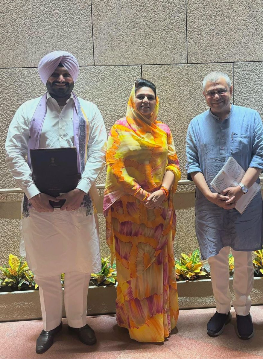 Mahima Kumari Mewar (@bjpmahimakumari) on Twitter photo मानसून सत्र के दौरान संसद भवन में माननीय केंद्रीय रेल,सूचना एवं प्रसारण,इलेक्ट्रॉनिक्स और सूचना प्रौद्योगिकी मंत्री श्री <a href="/AshwiniVaishnaw/">Ashwini Vaishnaw</a> जी, केंद्रीय रेल राज्य मंत्री श्री <a href="/VSOMANNA_BJP/">V. Somanna</a> जी एवं केंद्रीय रेल राज्य मंत्री श्री <a href="/RavneetBittu/">Ravneet Singh Bittu</a> जी से शिष्टाचार भेंट हुईं। <a href="/RailMinIndia/">Ministry of Railways</a> मानसून सत्र के दौरान संसद भवन में माननीय केंद्रीय रेल,सूचना एवं प्रसारण,इलेक्ट्रॉनिक्स और सूचना प्रौद्योगिकी मंत्री श्री <a href="/AshwiniVaishnaw/">Ashwini Vaishnaw</a> जी, केंद्रीय रेल राज्य मंत्री श्री <a href="/VSOMANNA_BJP/">V. Somanna</a> जी एवं केंद्रीय रेल राज्य मंत्री श्री <a href="/RavneetBittu/">Ravneet Singh Bittu</a> जी से शिष्टाचार भेंट हुईं। <a href="/RailMinIndia/">Ministry of Railways</a>