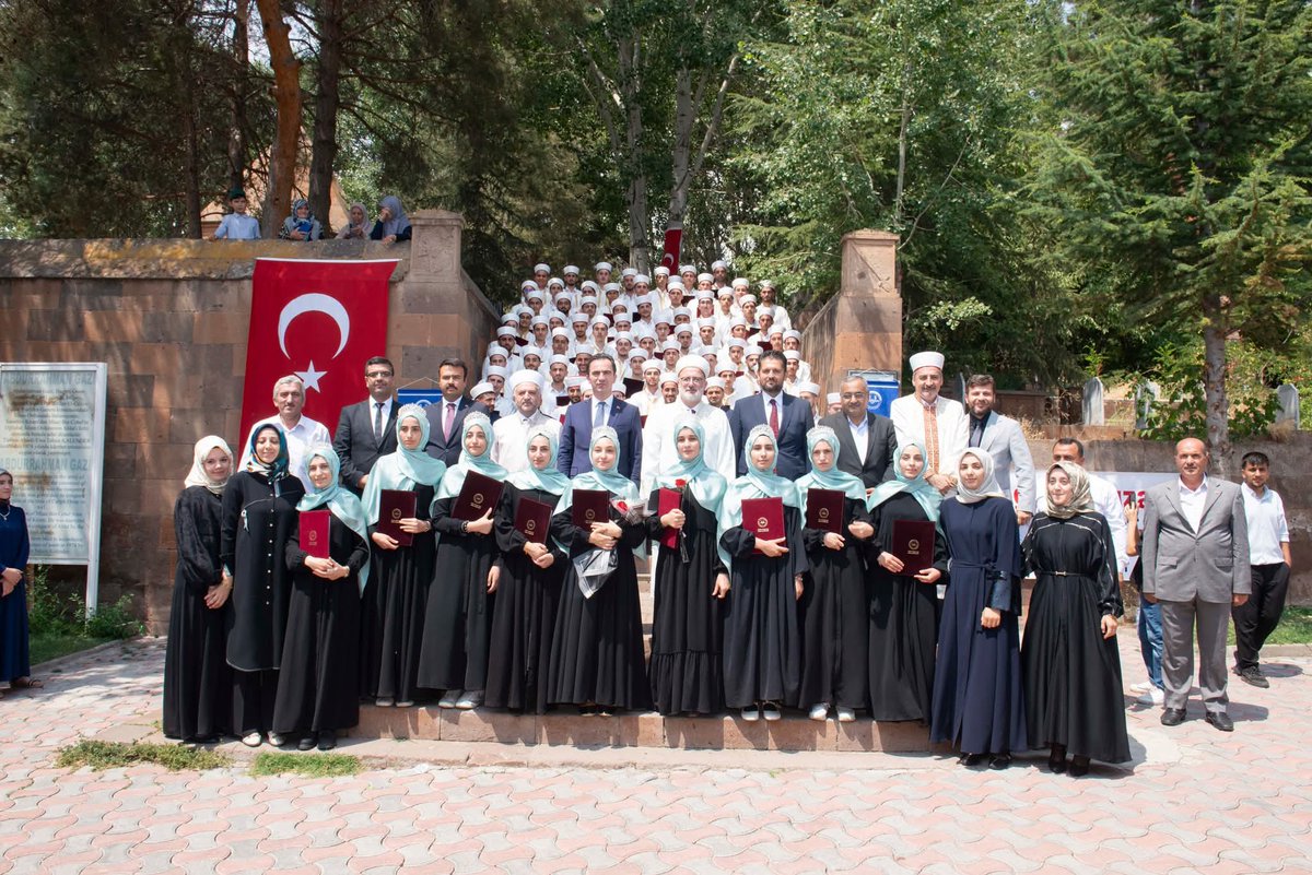 AK KADIN AHLAT tweet media