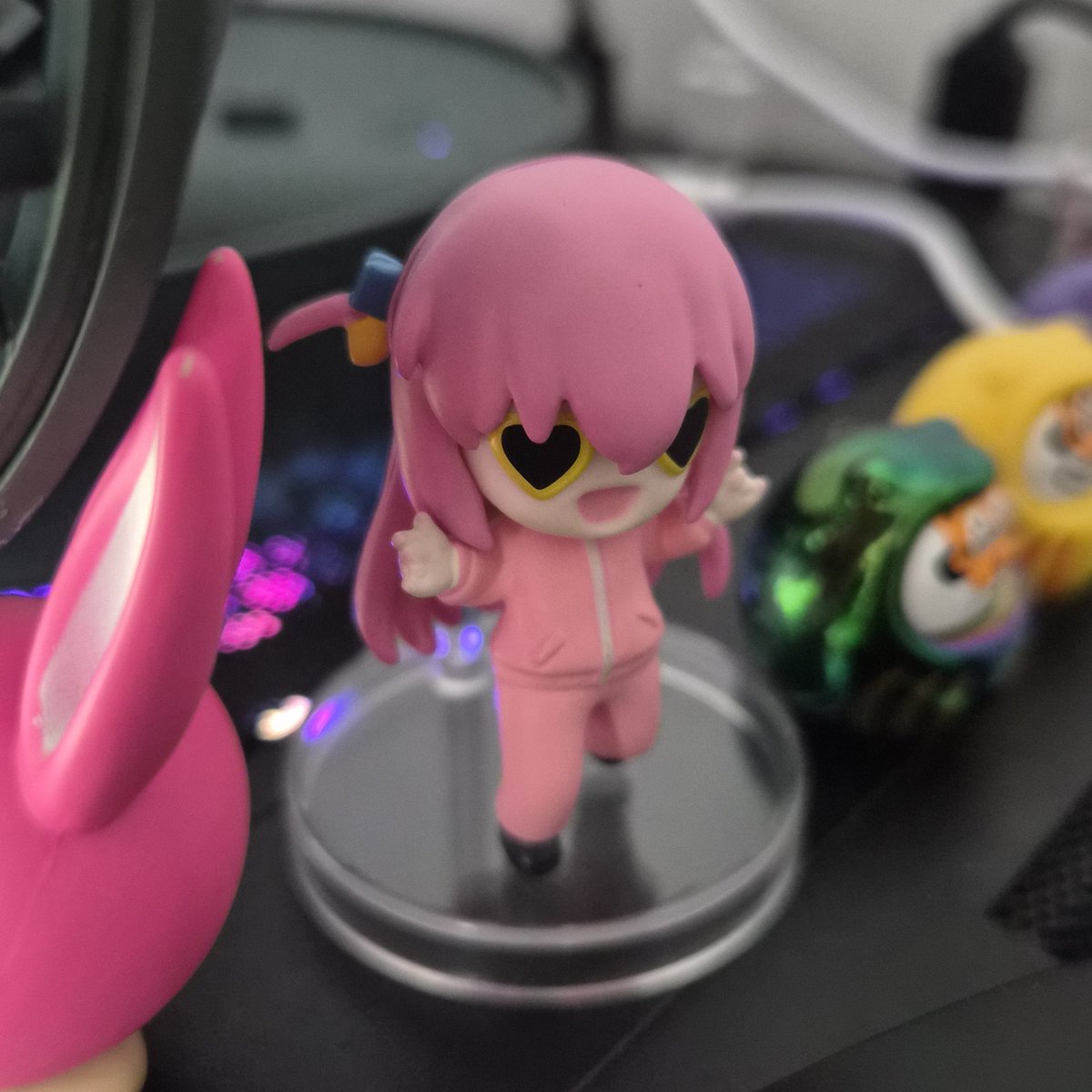 선물 받은 봇치 피규어 너무 귀여워서
데스크탑에 올려둠 💕
