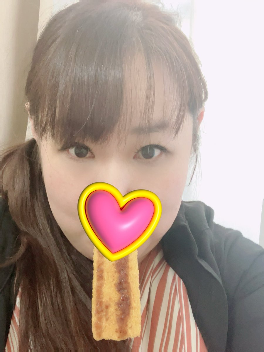 こんにちは😃今日も21時まで出勤してまーす！
りょうちゃんが広島お土産くれたーー😁
めっちゃ大きい！！と思ったら中身は普通だった！ww他にもかりんとうと洋酒ケーキもらいました！洋酒ケーキ今食べたら少し酔ったかもwwどれも美味しかったです！
ありがとう😊