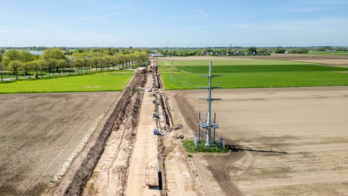 De ondergrondse kabelverbinding in ’s-Heerenbroek is deze week in gebruik genomen. De stroomverbinding loopt nu in de dorpskern volledig ondergronds. De kabels vervangen de bovengrondse 110 kV-verbinding:
kampen.nl/ondergrondse-k…
