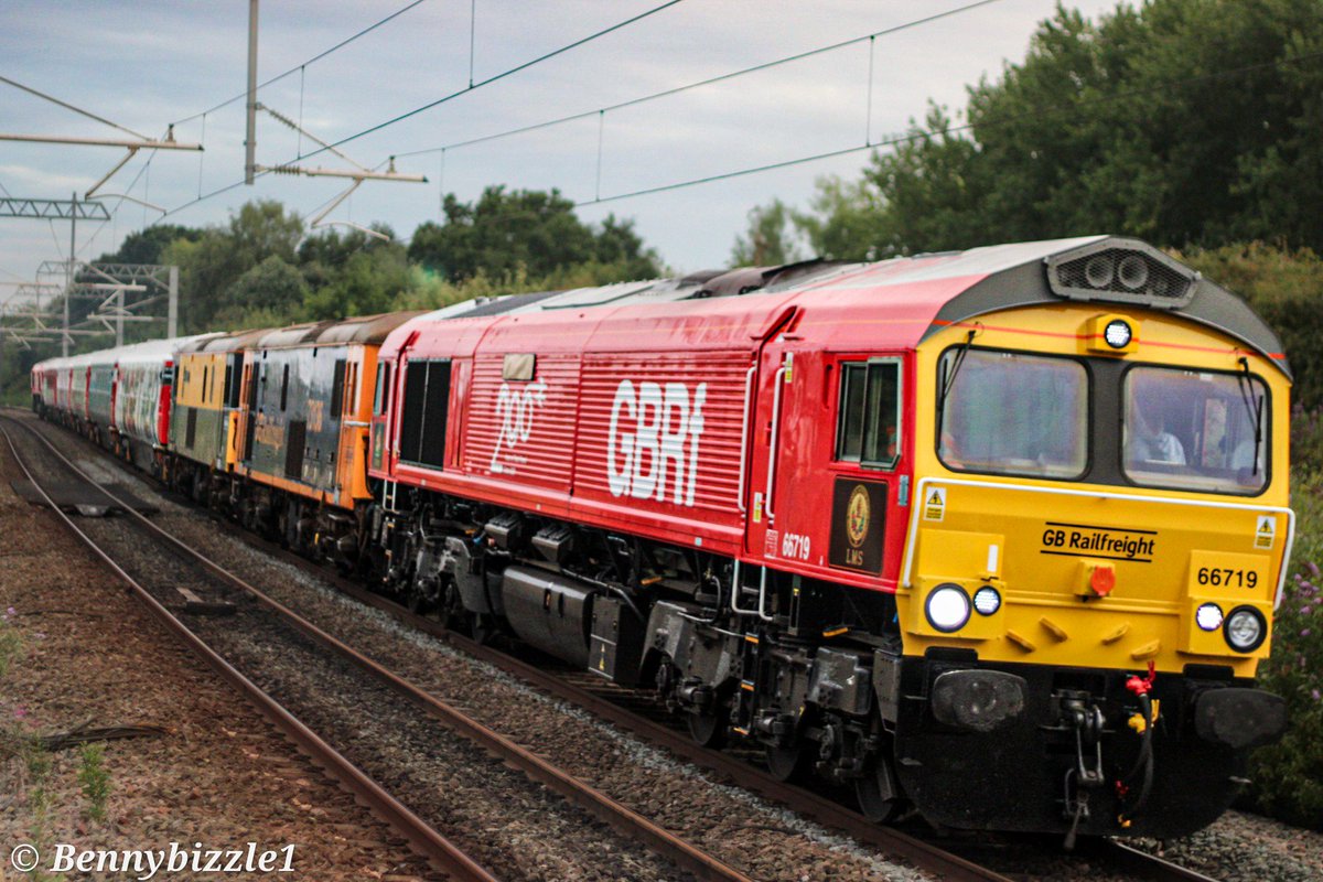 Bennybizzle1's tweet image. #Shedwatch @GBRailfreight #InspirationTrain last night saw the multicoloured mk3s hauled through the most inspirational place on earth.... Kettering
66719 and 66710 were joined by 73119 and 73136. The 66s had their nameplates covered so id assume a naming will happen.