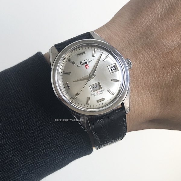 utdesign's tweet image. 私のサイト #utdesign でご紹介してきた腕時計をページの古い順から掲載していくシリーズ その61。リコーの1970年代の自動巻きの時計のオートデラックス8。あちこちの「ちょっとイケてない感」が上手い事マージしあって、結果、とても愛でたくなる時計になってる。詳細は↓
utdesign.net/ricoh-autodelu…