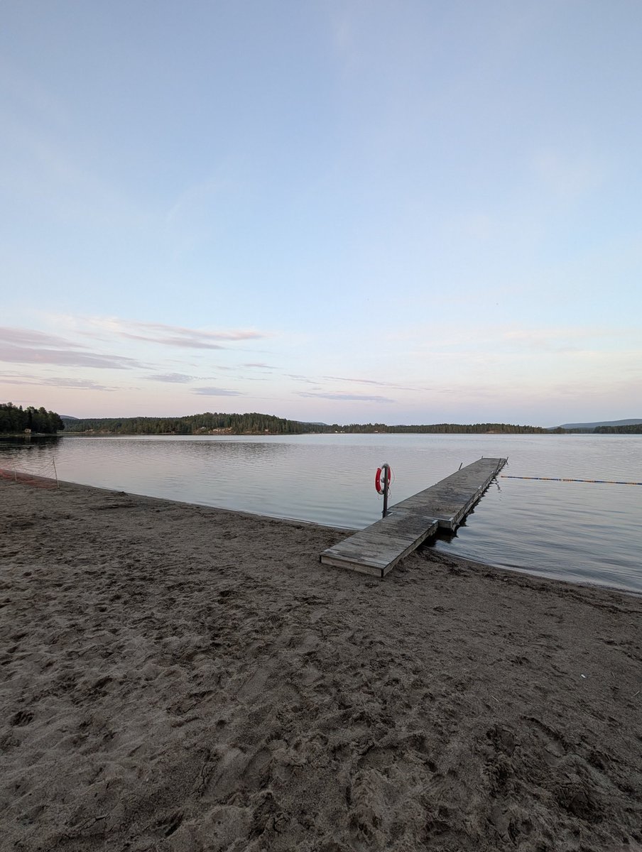 Gårdagens badplats:
Storsjöbadet, Skog

Antal badare:
Fyra

Temp:
Uppskattningsvis 23 grader

Pluspoäng för dubbla bryggor, dubbla volleybollplaner, omklädningsrum och gungor. Delvis fin botten, blev djupt relativt fort.

#JonkansBadblogg
