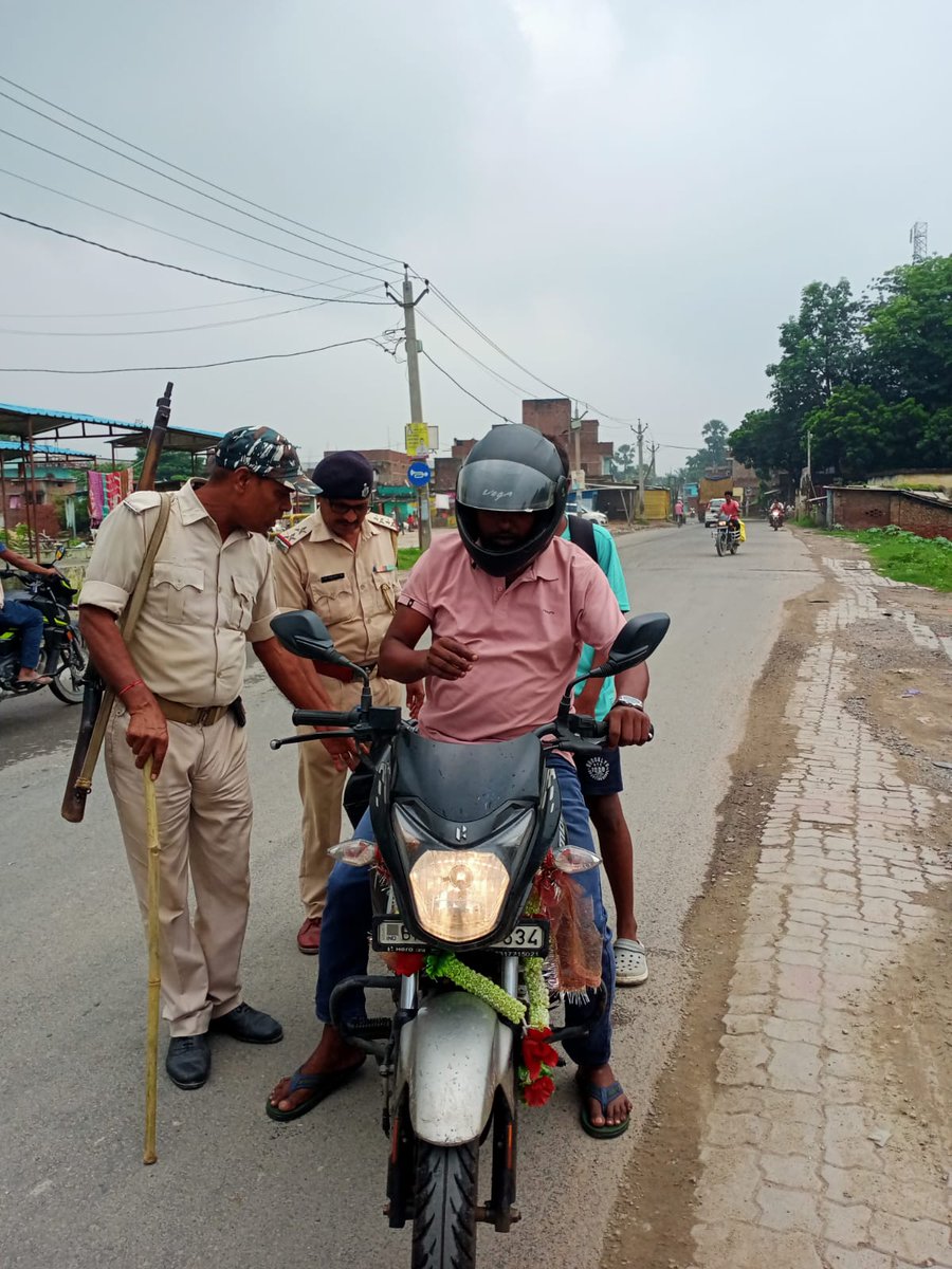 Vaishali Police, Bihar (@spvaishali) on Twitter photo рд╡реИрд╢рд╛рд▓реА рдкреБрд▓рд┐рд╕ рдХреЗ рджреНрд╡рд╛рд░рд╛ рдЬрд┐рд▓реЗ рднрд░ рдореЗрдВ рдпрд╛рддрд╛рдпрд╛рдд рдирд┐рдпрдореЛрдВ рдХреЗ рдЕрдиреБрдкрд╛рд▓рди рдПрд╡рдВ рдЕрдкрд░рд╛рдз рдирд┐рдпрдВрддреНрд░рдг рдХреЗ рджреГрд╖реНрдЯрд┐рдХреЛрдг рд╕реЗ рдЬрд┐рд▓реЗ рднрд░ рдореЗрдВ рд╕рдШрди рд╡рд╛рд╣рди рдЬрд╛рдБрдЪ рдХреА рдЬрд╛ рд░рд╣реА рд╣реИред
рд╡рд╛рд╣рди рдЬрд╛рдБрдЪ рдореЗрдВ рдкреБрд▓рд┐рд╕ рдХрд╛ #рд╕рд╣рдпреЛрдЧ рдХрд░реЗрдВ, рдЕрдкрд░рд╛рдз рдХреА #рд░реЛрдХрдерд╛рдо рдореЗрдВ рд╕рд╣рднрд╛рдЧреА рдмрдиреЗрдВред
рд╡реИрд╢рд╛рд▓реА рдкреБрд▓рд┐рд╕ рдЖрдкрдХреА рд╕реЗрд╡рд╛ рдПрд╡рдВ рд╕реБрд░рдХреНрд╖рд╛ рдореЗрдВ рд╕рджреИрд╡ рддрддреНрдкрд░тАж
<a href="/bihar_police/">Bihar Police</a> рд╡реИрд╢рд╛рд▓реА рдкреБрд▓рд┐рд╕ рдХреЗ рджреНрд╡рд╛рд░рд╛ рдЬрд┐рд▓реЗ рднрд░ рдореЗрдВ рдпрд╛рддрд╛рдпрд╛рдд рдирд┐рдпрдореЛрдВ рдХреЗ рдЕрдиреБрдкрд╛рд▓рди рдПрд╡рдВ рдЕрдкрд░рд╛рдз рдирд┐рдпрдВрддреНрд░рдг рдХреЗ рджреГрд╖реНрдЯрд┐рдХреЛрдг рд╕реЗ рдЬрд┐рд▓реЗ рднрд░ рдореЗрдВ рд╕рдШрди рд╡рд╛рд╣рди рдЬрд╛рдБрдЪ рдХреА рдЬрд╛ рд░рд╣реА рд╣реИред
рд╡рд╛рд╣рди рдЬрд╛рдБрдЪ рдореЗрдВ рдкреБрд▓рд┐рд╕ рдХрд╛ #рд╕рд╣рдпреЛрдЧ рдХрд░реЗрдВ, рдЕрдкрд░рд╛рдз рдХреА #рд░реЛрдХрдерд╛рдо рдореЗрдВ рд╕рд╣рднрд╛рдЧреА рдмрдиреЗрдВред
рд╡реИрд╢рд╛рд▓реА рдкреБрд▓рд┐рд╕ рдЖрдкрдХреА рд╕реЗрд╡рд╛ рдПрд╡рдВ рд╕реБрд░рдХреНрд╖рд╛ рдореЗрдВ рд╕рджреИрд╡ рддрддреНрдкрд░тАж
<a href="/bihar_police/">Bihar Police</a>