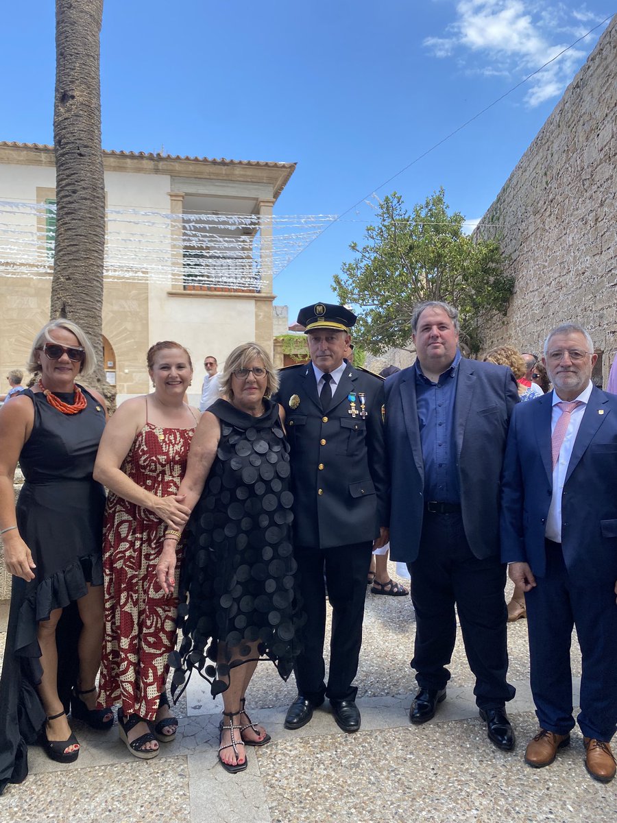 Després de 40 anys de servei a l’Ajuntament, avui és jubila Abelardo Mesías.

Li volem agraïr la seva dedicació, talant i feina pel benestar dels alcudiencs i alcudienques.

Gràcies!