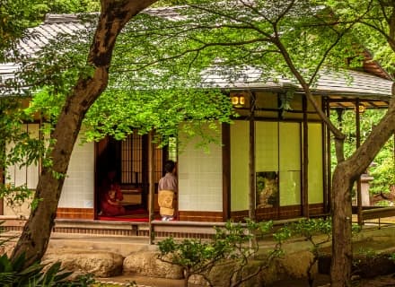 Recently, Japanese homes and interiors have been gaining interest around the world for both aesthetic and sustainability reasons. Appreciated for their simplicity, traditional Japanese interiors also encourage harmony with nature 🙂🍃
web-japan.org/trends/11_fash…