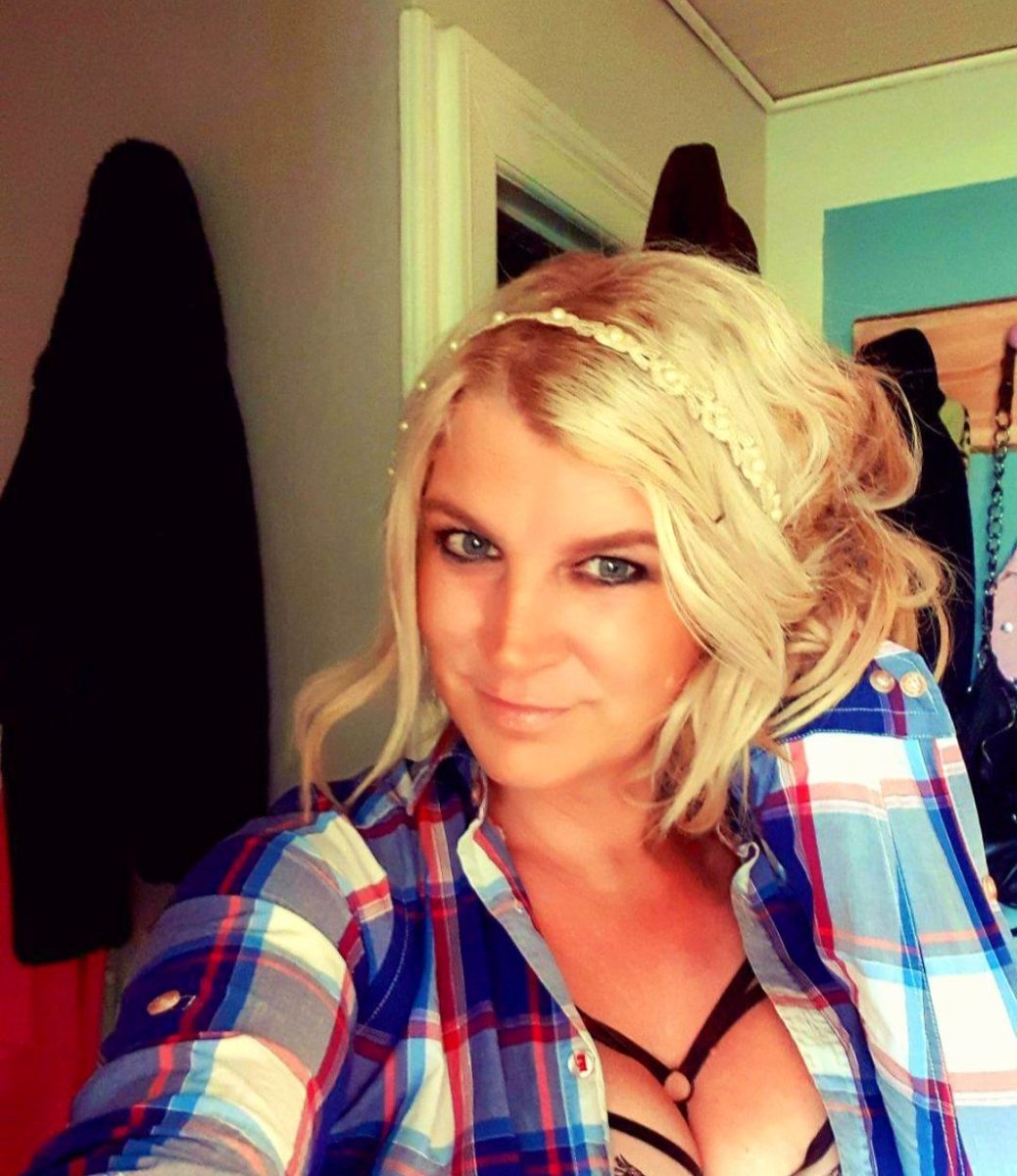 Kamillasloew's tweet image. Jeg holder en Twitter pause.
Billedet er en provokation over for de, især kvinder, der skriver "Who cares" "godt du ikke er mit barns lærer" " klamme luder" "du burde gå over på only fans"
Til resten vil jeg sige tak for støtte og opbakning ❤️