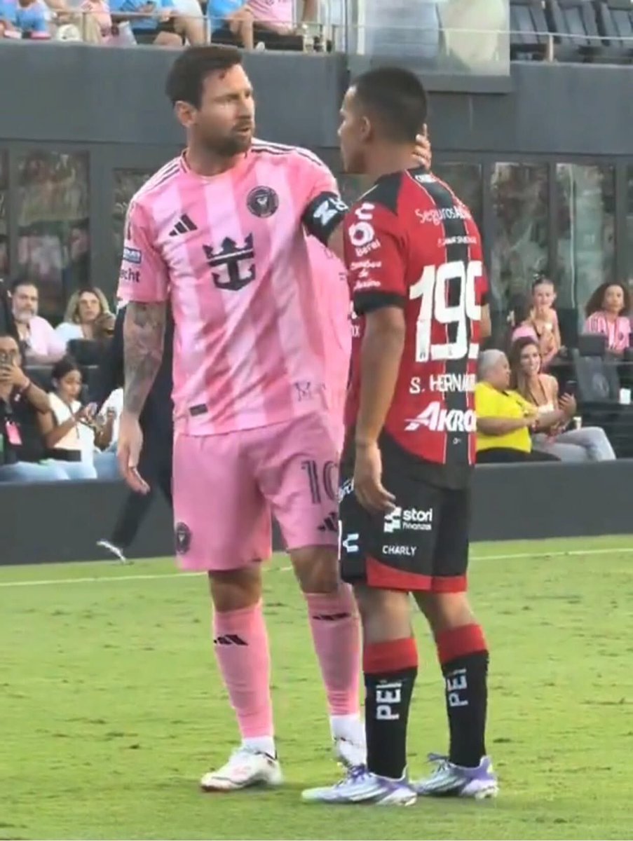 ميسي أول ما يشوف أحد أقصر منه، يبدأ يحارش 

الرجّال معه حق، الفرص تجي مرة كل قرن 😂❤️