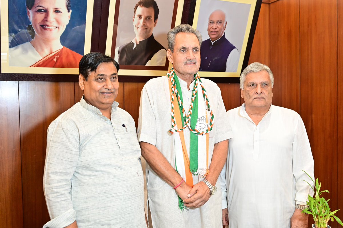 नागौर सेन्ट्रल को-आपरेटिव बैंक के पूर्व चेयरमैन महेन्द्र पाल चौधरी जी का कांग्रेस परिवार में हार्दिक स्वागत है।

आज पीसीसी में कांग्रेस प्रदेश अध्यक्ष गोविन्द सिंह डोटासरा जी ने महेंद्र पाल जी को पार्टी की सदस्यता दिलाई।

इस मौके पर नागौर से कांग्रेस विधायक हरेंद्र मिर्धा जी