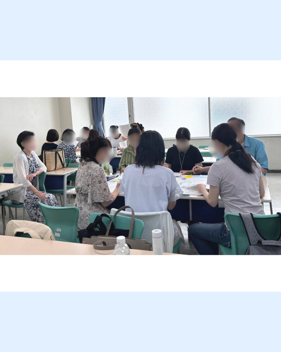 ⁡📚スクーリング風景📚
⁡
高田校舎での #社会福祉士 養成通信課程のスクーリング風景です📷✨
⁡
グループワーク中！模造紙に付箋を貼りながら、意見を出し合って学びを深めています💭💫