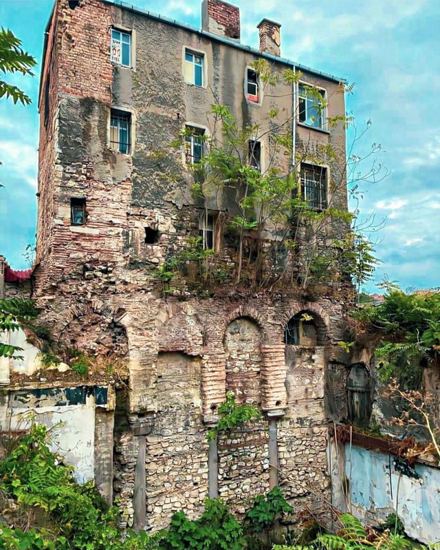 A historical building in the Fatih district of Istanbul, Türkiye 🇹🇷, which exemplifies the layering of architectural styles from different eras...

A building in Istanbul's Fatih district with three distinct layers of history — Roman foundations, Byzantine archways and