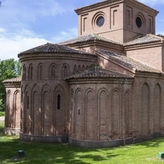 Visto el debate, ahondamos en el caso de Santiago del Arrabal. La restauración de Arenillas (1965) hoy sería impensable: no reversible, inventa lo que desconoce y destruye gran parte de lo original, pero su objetivo era "idealizar" el mudéjar. ¿Debería seguir siendo BIC?