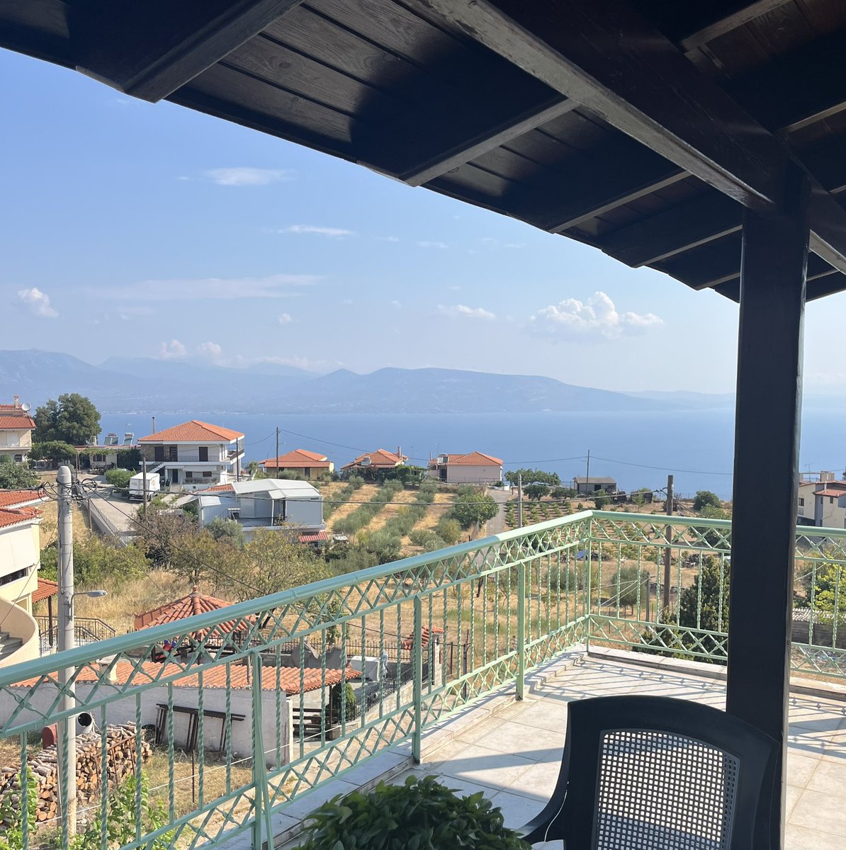 Who recognizes this country?