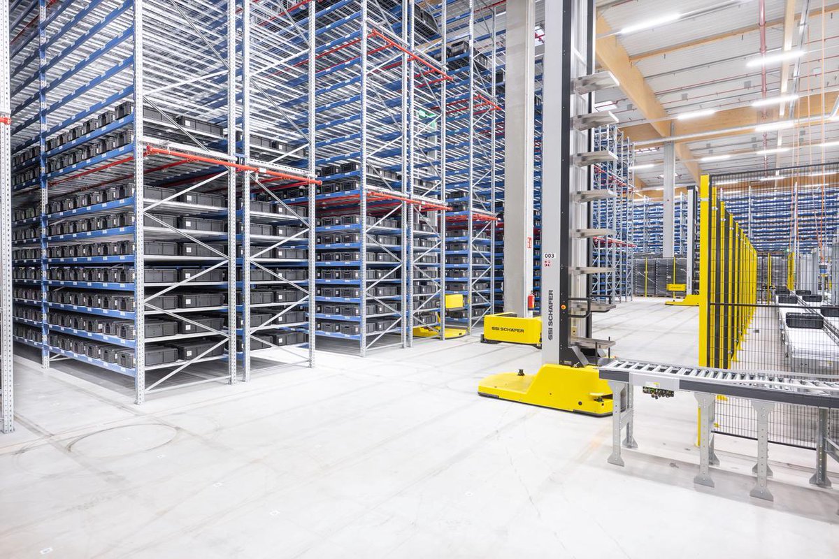 HaiRobotics's tweet image. A fast-growing high-tech manufacturer transformed its warehouse with a HaiPick System. ⚡
The results?
✅ Higher efficiency
✅ Seamless system integration
✅ Scalability for future growth
Full story 👉: hubs.li/Q03zJ6vW0
#WarehouseAutomation #Intralogistics #HaiRobotics