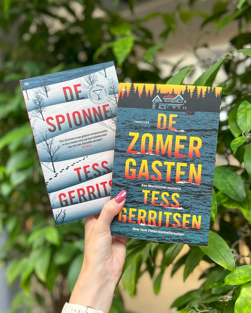 Ben jij fan van 𝘿𝙚 𝙨𝙥𝙞𝙤𝙣𝙣𝙚? Lees dan nu ook 𝘿𝙚 𝙯𝙤𝙢𝙚𝙧𝙜𝙖𝙨𝙩𝙚𝙣, deel 2 in de nieuwe Martiniclub-serie van bestsellerauteur Tess Gerritsen! 
thehouseofbooks.com/boek/3218/tess…