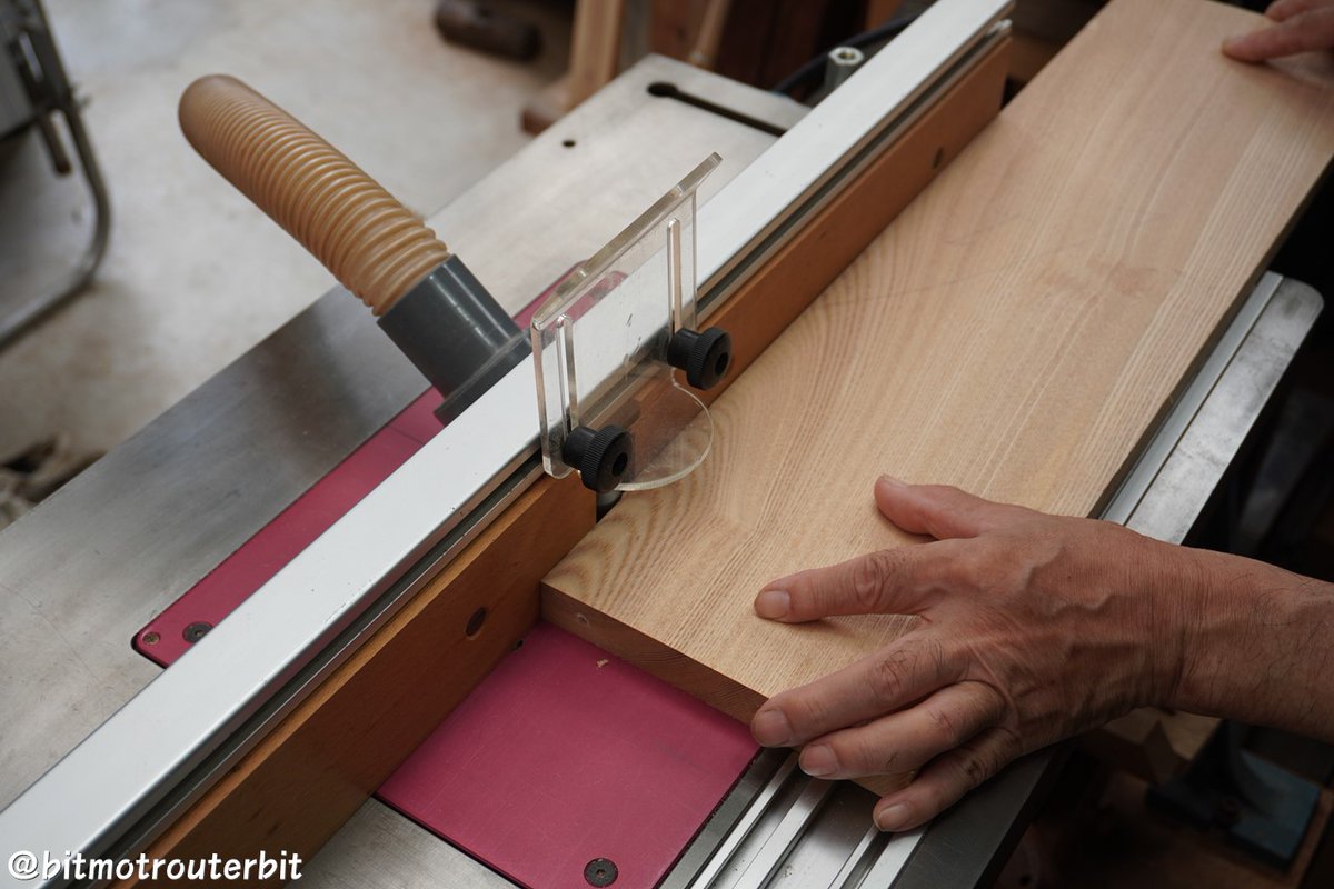 bitmotrouterbit's tweet image. 凸側と凹側を加工するビットをそれぞれ用意。ちょうど良いキツさの接合ができます。
サネの形は２種類。
テーパー溝タイプは高い密着度を得られます。
ストレート溝タイプは、板はぎの他、かまち扉の枠作りや、箱などの直角接合にも応用できます。
btmt.jp/SHOP/230754/li…