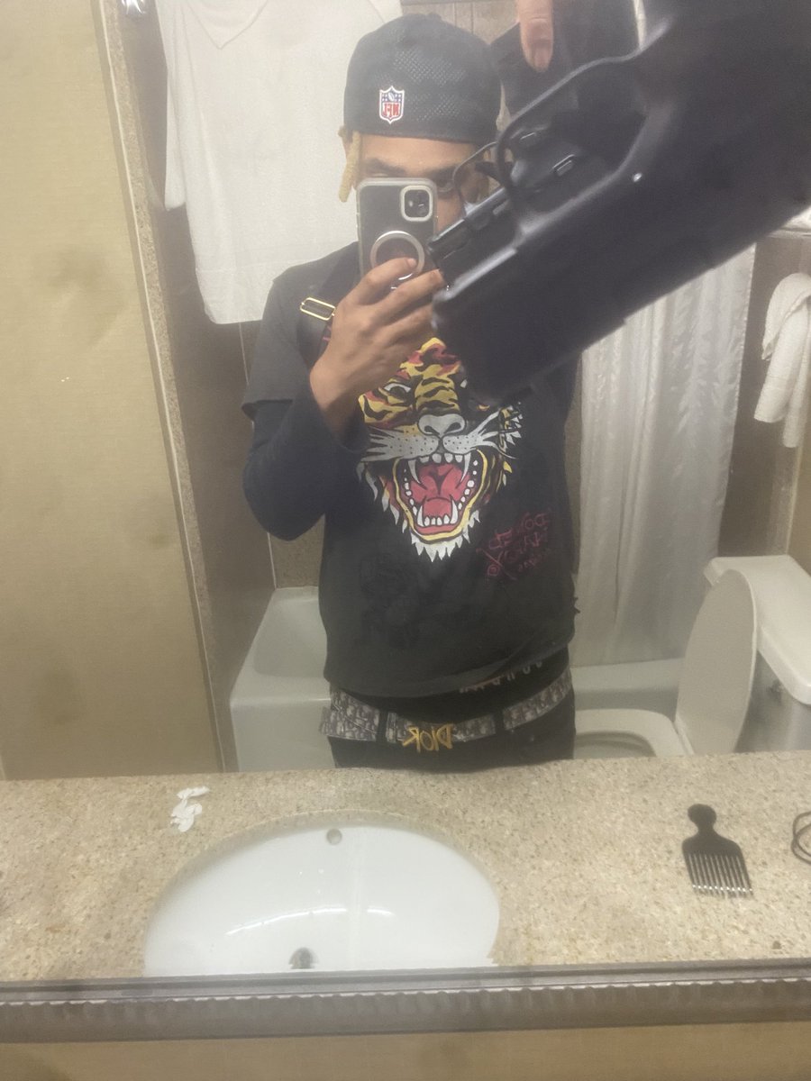 bigbadwann's tweet photo. That pistol get her 🐱 wet now come have sex wit me https://t.co/NFiwfScBuY