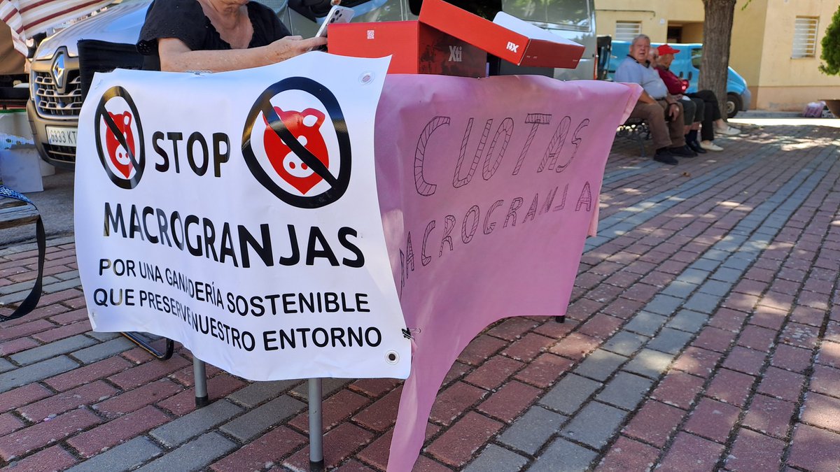 SerraniaV's tweet photo. Hoy y todos los jueves de agosto, estamos en el mercadillo de Villalba de la Sierra con el cobro de cuotas del año.
#StopGanaderíaIndustrial
#StopMacrogranjas
#StopMacrogranjaZarzuela https://t.co/jhvWrSQeeK