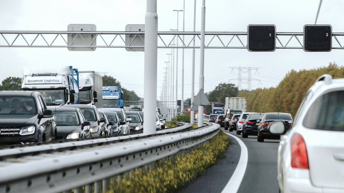 Meer dan 1,5 miljard euro voor snelwegen verdampt. Bezuinigingen hebben negatieve gevolgen voor de bereikbaarheid, de leefbaarheid en de verkeersveiligheid in Brabant.
Lees meer: brabant.nl/actueel/nieuws…