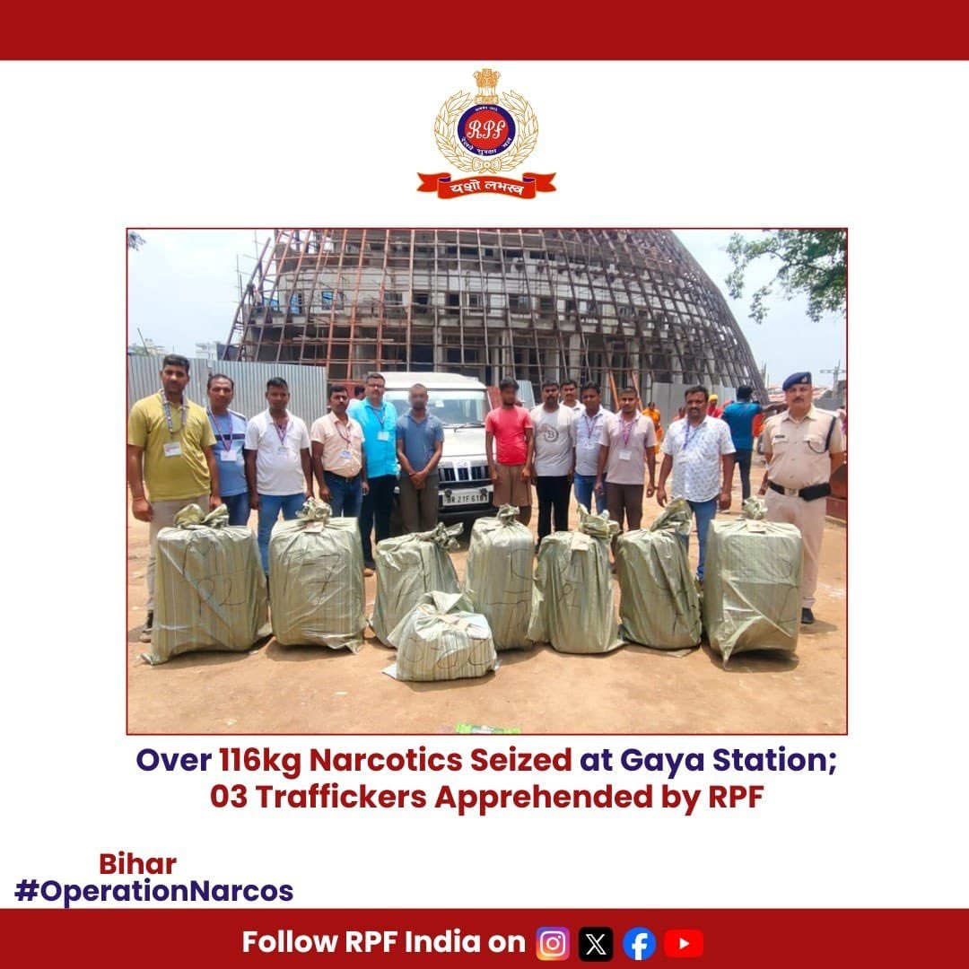 RPF_INDIA's tweet image. Big bust at #GayaStation!
#RPF Gaya seized over 116 kg of narcotics worth approx ₹23.34 lakh and arrested 3 traffickers en route to Ludhiana.
A major blow to drug smuggling via rail! 🚆
#OperationNarcos #RailwaySecurity @rpfecr @RailMinIndia