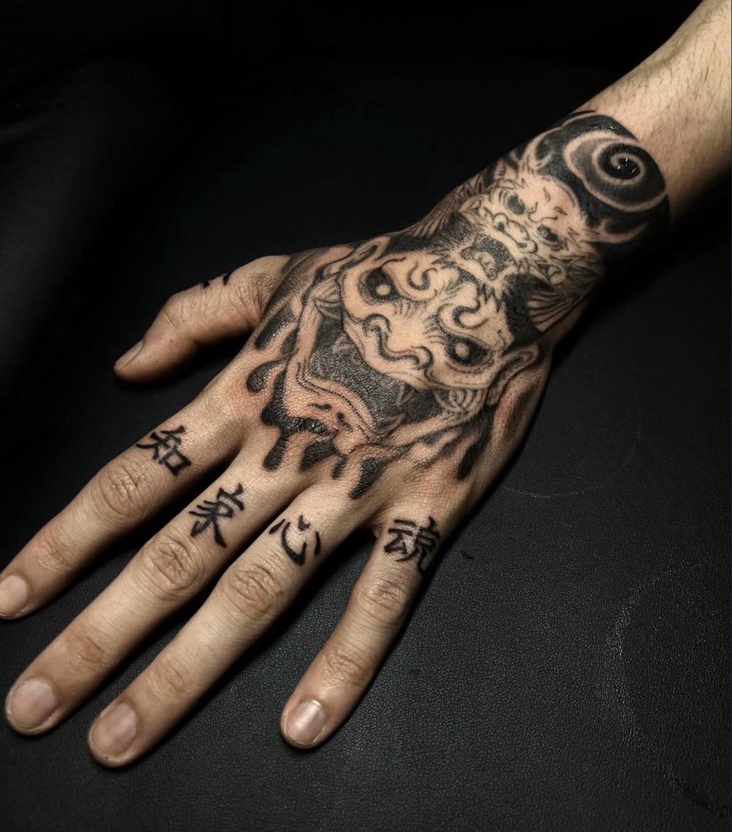 gray_tattoo's tweet photo. 手の甲を覆う迫力の鬼面タトゥー。
手首には螺旋状のシンボルが刻まれ、
和の強さと存在感を放つ一枚。
施術はGRAY TATTOO 渋谷にて。 https://t.co/0lO1ZisTM3