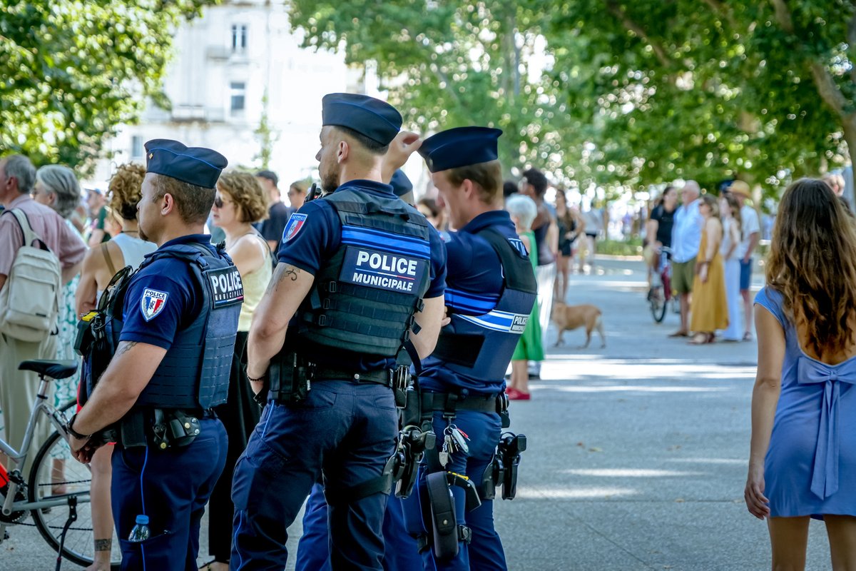 Police Municipale de Montpellier (@pmmontpellier) on Twitter photo 🔴 Hier nous avons entre autres :
🏥 #Boutonnet/#Comédie
Assisté des personnes présentant des troubles psychiques, en les accompagnant <a href="/CHU_Montpellier/">CHU de Montpellier</a>
📝 Contrôlé des commerces #Gambetta
👮🏻♀️ Patrouillé dans le #Centre
Réguler la mendicité agressive & les nuisances sonores 🔴 Hier nous avons entre autres :
🏥 #Boutonnet/#Comédie
Assisté des personnes présentant des troubles psychiques, en les accompagnant <a href="/CHU_Montpellier/">CHU de Montpellier</a>
📝 Contrôlé des commerces #Gambetta
👮🏻♀️ Patrouillé dans le #Centre
Réguler la mendicité agressive & les nuisances sonores