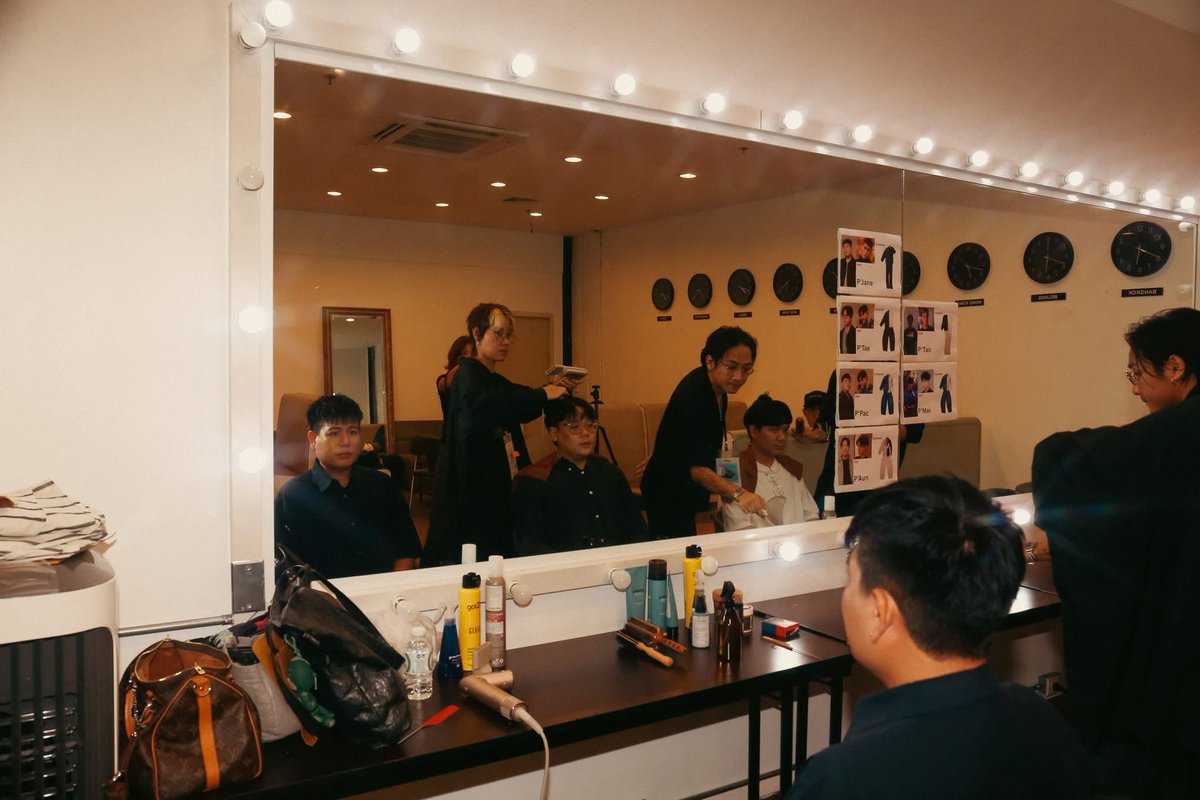 ENL_band's tweet photo. 🔥SangSom presents electric.neon.lamp Past, Present, Future Concert
🙏ขอบคุณ https://t.co/NxxI67TaA7 สำหรับเสื้อผ้าเท่ๆ และหน้าผมต้องยกให้ Prinesalon ครับ
#ENLPastPresentFuture #electricneonlamp
#TeroMusic #SangSom
#kodangseverywhere #prinesalon #prine
#hairbyprine #madebyprine https://t.co/RSv9u40zyV