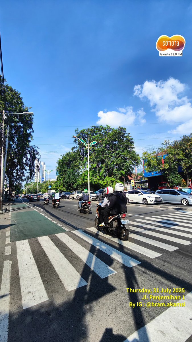 15.13 #LalinSonora

Lalulintas dari Karet sudah padat hingga persimpangan jalan ke Benhil, setelah itu ke Pejompongan ramai lancar. Sebaliknya ramai lancar ke arah Karet. <a href="/bram92/">bram92</a>
