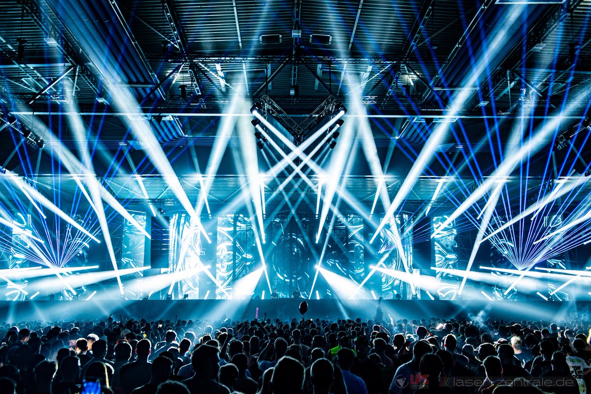 APEX 2025 „STEP INTO THE LIGHT“

Unser großer Dank geht an die laser-zentrale.de.
Mit sechs #LPS-#BaX #RGB #Laserprojektoren schafften Daniel Berndt und sein Team atemberaubende #Lasershows.

lps-laser.de/lps_bax.htm
laser-zentrale.de

Foto: Lorenzo