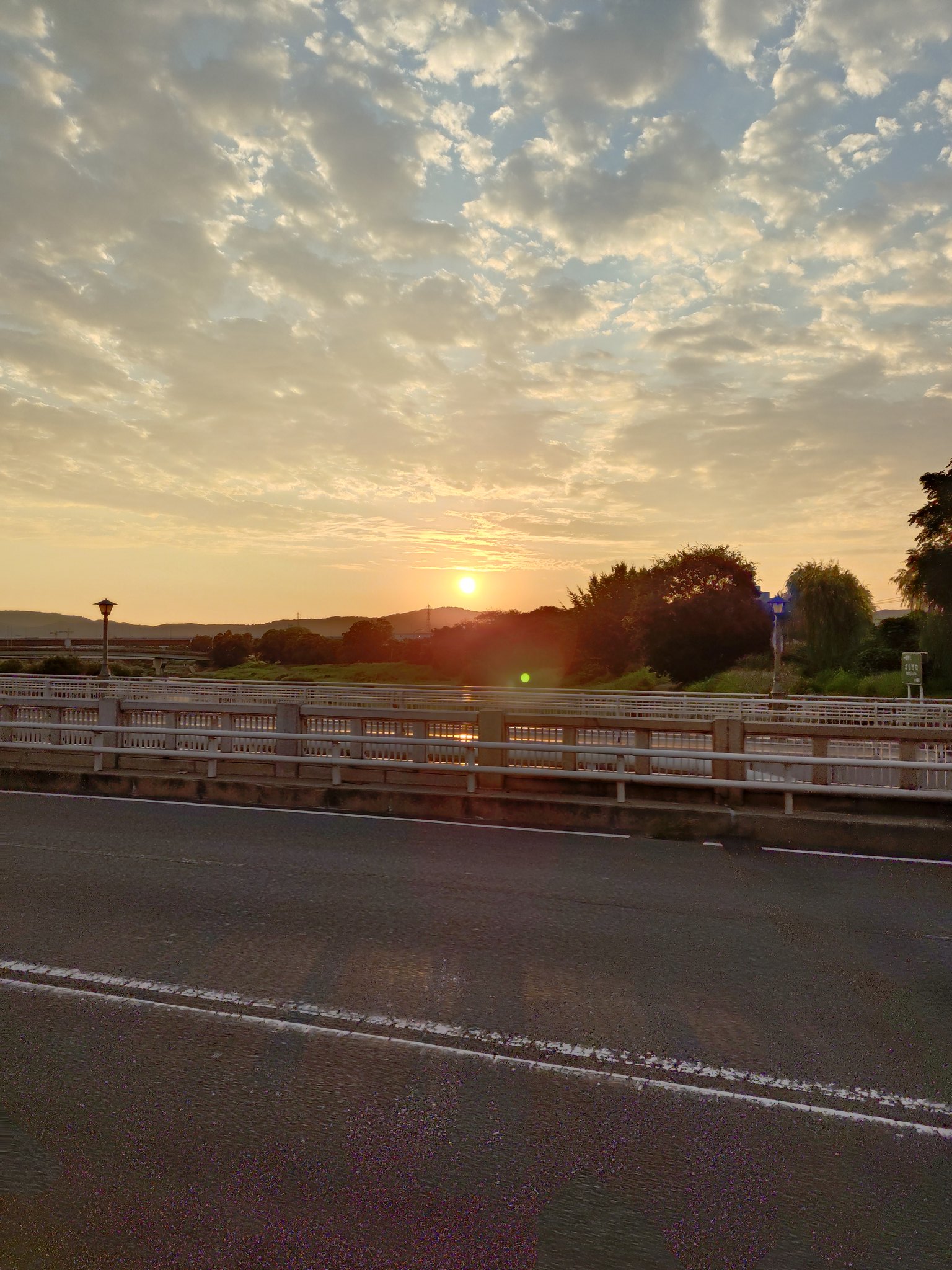 on⑹_【休日の朝.起きてすぐの景色】 朝起き」して「朝焼け」を楽しんでいます。