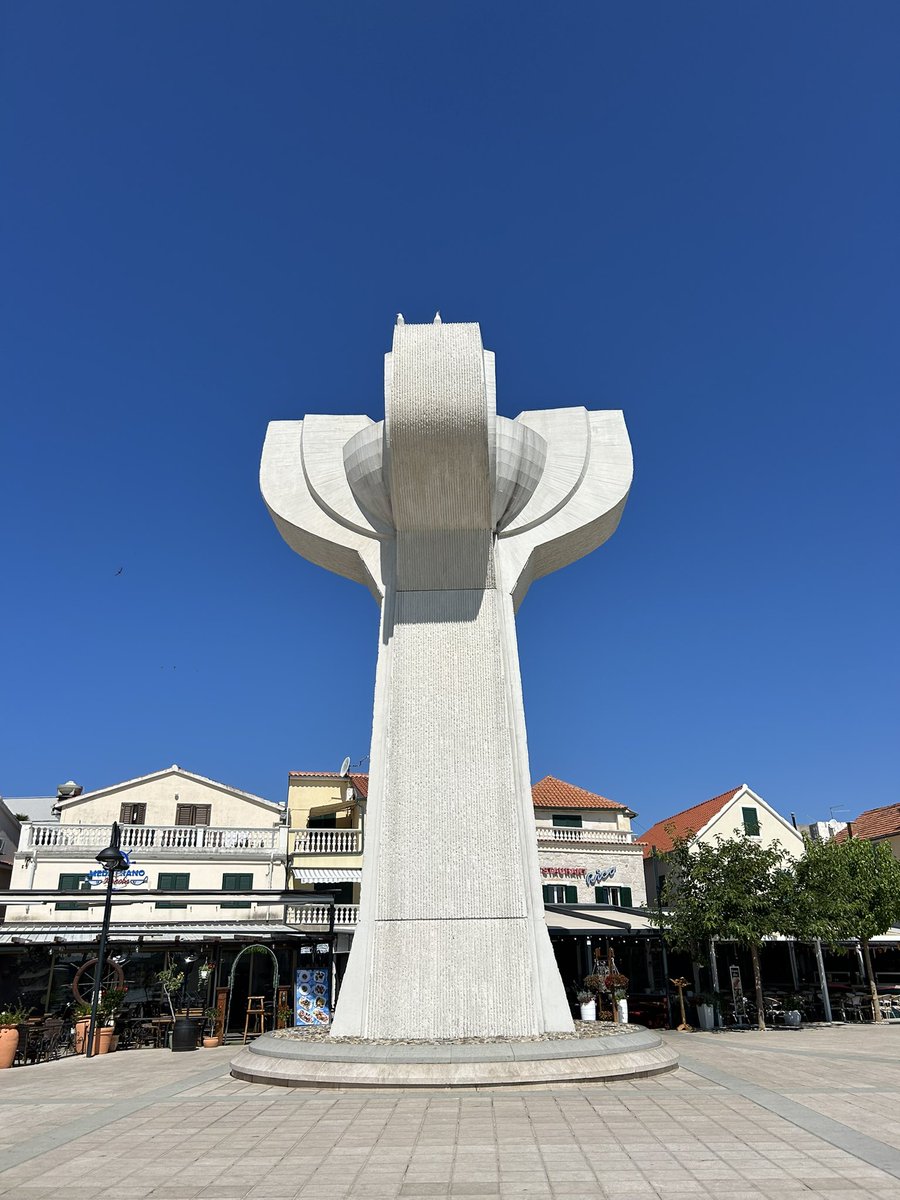 Brutalist monument in Vodice (Kroatië). Mooi beeld van communistische architectuur.
