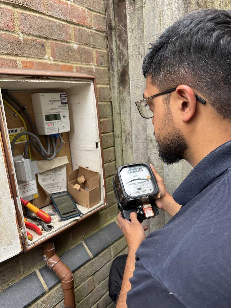 JimODonovan's tweet photo. Goodbye twentieth century, hello twenty first. 
Thank you @OctopusEnergy for updating my gas and electricity meters to the modern world. https://t.co/9HtcFbnPQT