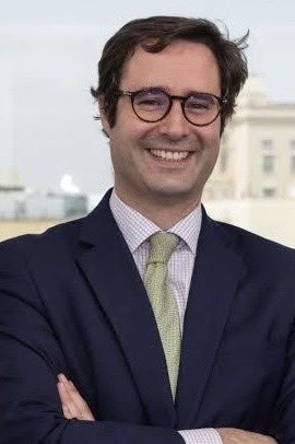 FloresJuberias's tweet photo. Vaya por Dios… 
El líder de Vox en Badajoz, en cambio, es Doctor en Ciencias Políticas por la Universidad Complutense de Madrid y Doctor en Derecho por la Universidad Católica de Murcia. Ambas tesis doctorales han sido publicadas. https://t.co/DdhWbObHjW