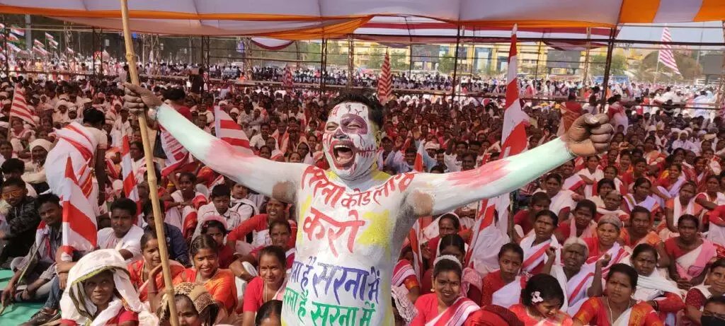 भारत देश में 12 करोड़ से अधिक आदिवासी निवास करते हैं- 
जिनकी अपनी विशिष्ट संस्कृति,जीवनशैली,परंपरा और धार्मिक आस्था है,जो हजारों वर्षों से प्रकृति के साथ सह-अस्तित्व में जीते आ रहे है।
आदिवासी धर्म प्रकृति पूजक है,जो जल,जंगल, जमीन,पहाड़,सूर्य और पूर्वजों की आराधना करता है। यह