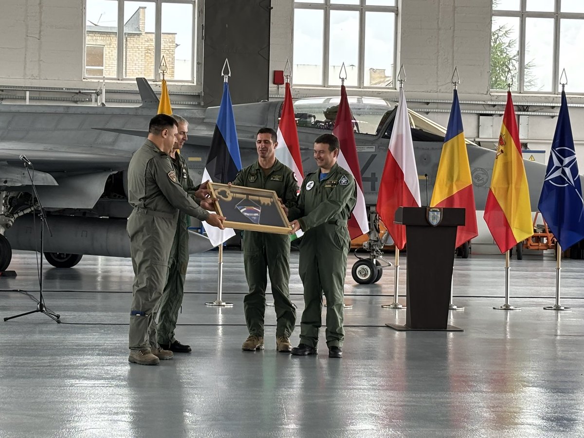 Polish 🇵🇱 and Romanian 🇷🇴 detachments in <a href="/NATO/">NATO</a> #AirPolicing pass the key to Šiauliai Air Base 🇱🇹 to Hungarian 🇭🇺 and Spanish 🇪🇸 pilots at #handover ceremony
<a href="/SilyZbrojneRP/">Siły Zbrojne RP</a> <a href="/silypowietrzne/">Siły Powietrzne 🇵🇱🇵🇱</a> <a href="/MON_GOV_PL/">Ministerstwo Obrony Narodowej 🇵🇱</a>
