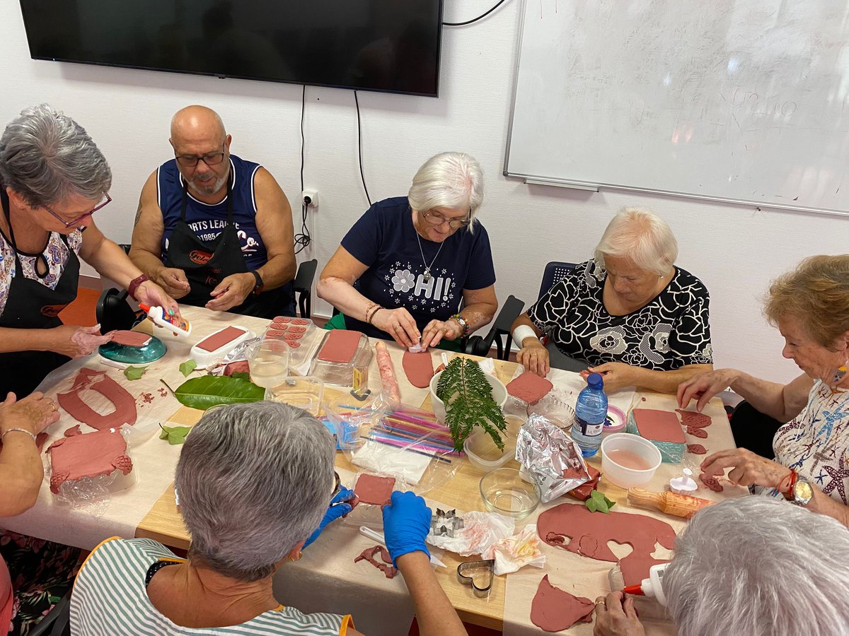 Centro de Salud San Antón (@cs_sananton) on Twitter photo Seguimos hoy con talleres para mayores del grupo de COMUNITARIA y nuestros R1 Linn y EIR Marina, de familia: Estimulación cognitiva .Haciendo cuencos con arcilla. Con la colaboración de <a href="/AytoCartagenaES/">Ayuntamiento de Cartagena</a> .
<a href="/Area2Cartagena/">@Area2Cartagena</a> Seguimos hoy con talleres para mayores del grupo de COMUNITARIA y nuestros R1 Linn y EIR Marina, de familia: Estimulación cognitiva .Haciendo cuencos con arcilla. Con la colaboración de <a href="/AytoCartagenaES/">Ayuntamiento de Cartagena</a> .
<a href="/Area2Cartagena/">@Area2Cartagena</a>