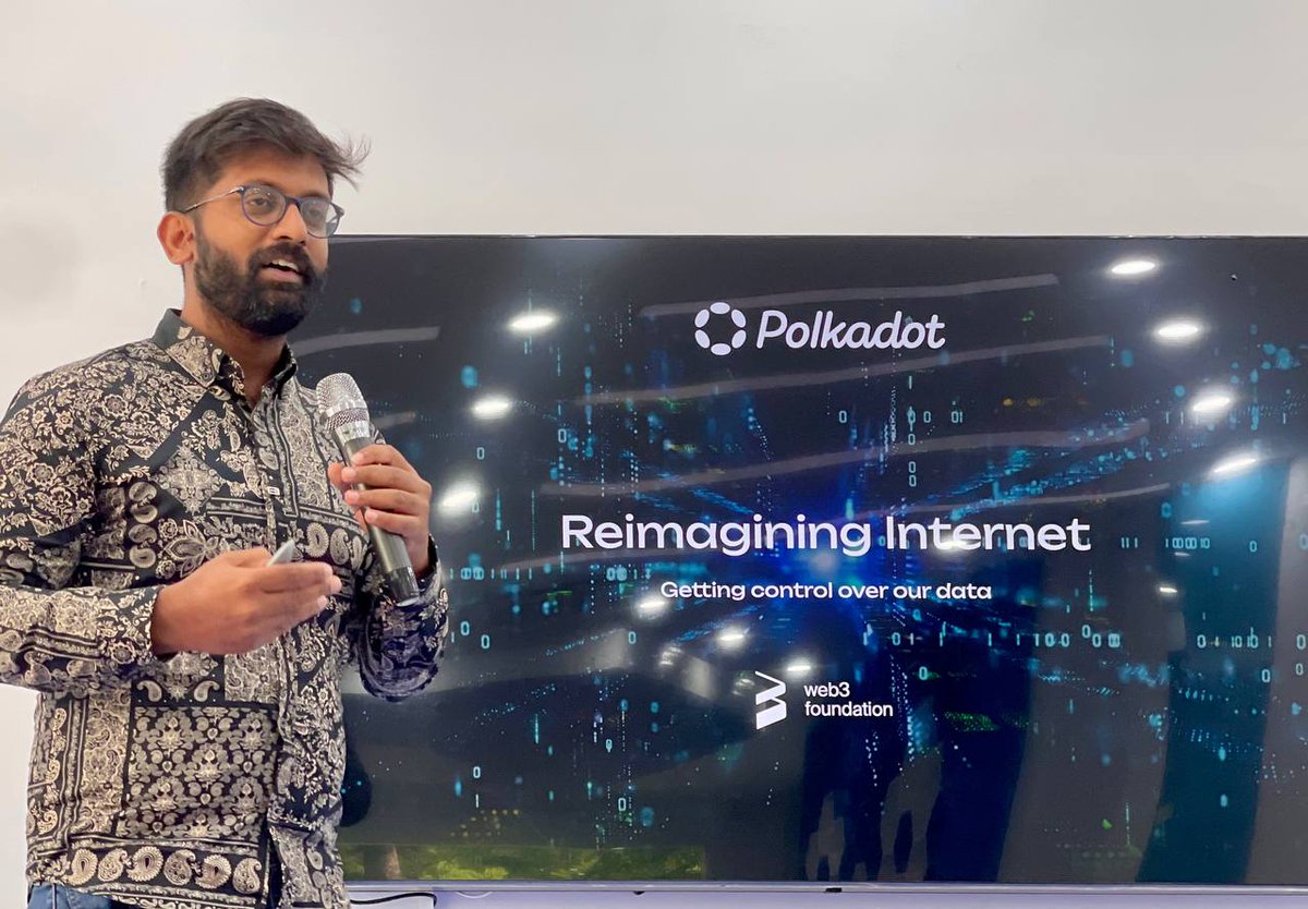 the_seraya's tweet image. 🚨 HAPPENING NOW:

@DrW3RK introducing web3 and Polkadot to university students in Vietnam.