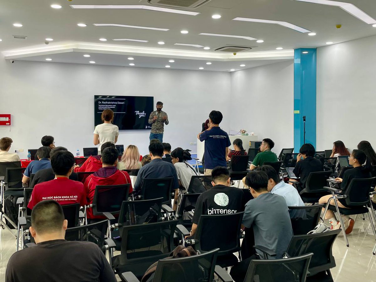 the_seraya's tweet image. 🚨 HAPPENING NOW:

@DrW3RK introducing web3 and Polkadot to university students in Vietnam.