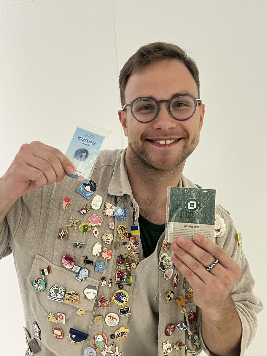 万博バルト館、カーリスさんとピンバッジの交換成立！ ありがとうご