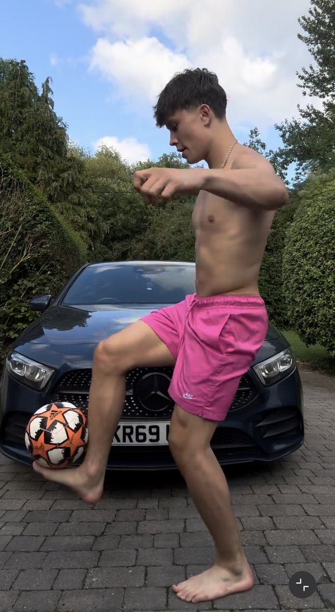 BarefootMales tweet media